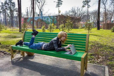 Dizüstü bilgisayarlı kadın