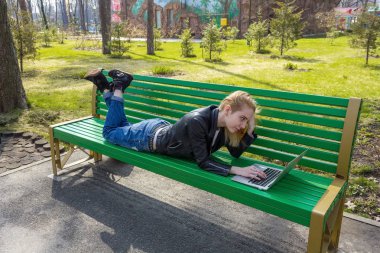 Dizüstü bilgisayarlı kadın