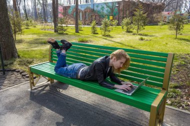 Dizüstü bilgisayarlı kadın