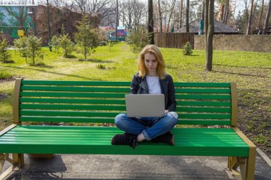 Dizüstü bilgisayarlı kadın