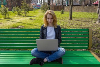 Dizüstü bilgisayarlı kadın