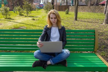 Dizüstü bilgisayarlı kadın