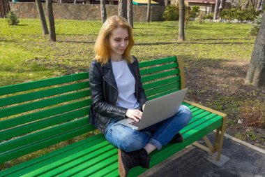 Dizüstü bilgisayarlı kadın