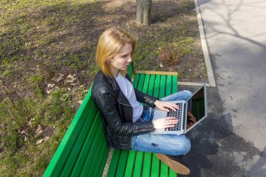 Dizüstü bilgisayarlı kadın