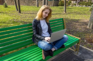 Dizüstü bilgisayarlı kadın