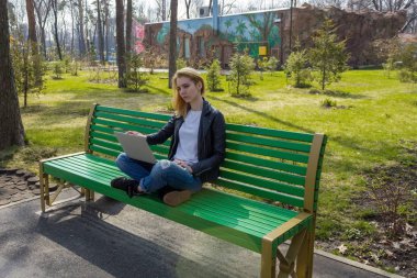 Dizüstü bilgisayarlı kadın