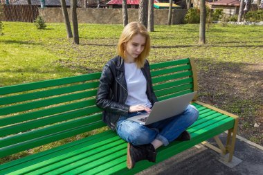 Dizüstü bilgisayarlı kadın