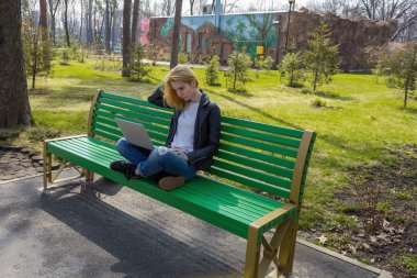 Dizüstü bilgisayarlı kadın