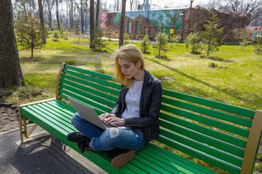 Dizüstü bilgisayarlı kadın