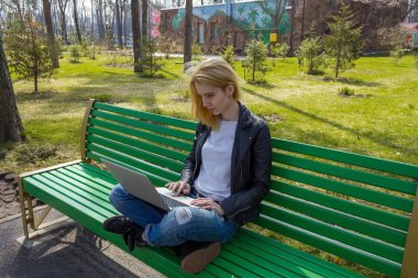 Dizüstü bilgisayarlı kadın