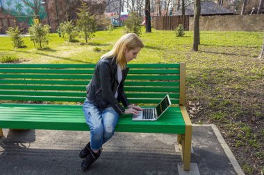 Dizüstü bilgisayarlı kadın