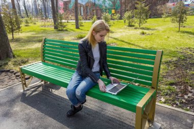 Dizüstü bilgisayarlı kadın