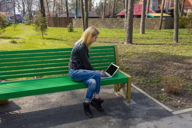 Dizüstü bilgisayarlı kadın