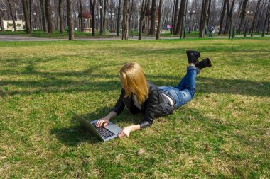 Dizüstü bilgisayarlı kadın