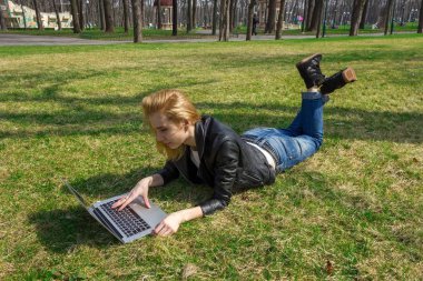 Dizüstü bilgisayarlı kadın