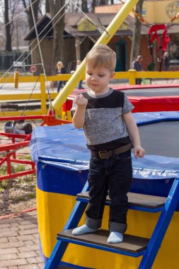 Erkeğin merdivenlerde duran