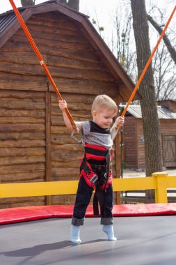 Trambolin üzerinde çocuk