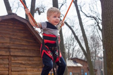 Trambolin üzerinde çocuk