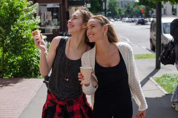 Twee vriendinnen eet icecream — Stockfoto