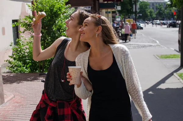 Due amiche stanno mangiando gelato. — Foto Stock