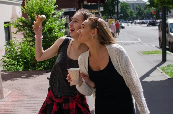 Dos novias están comiendo helado. —  Fotos de Stock