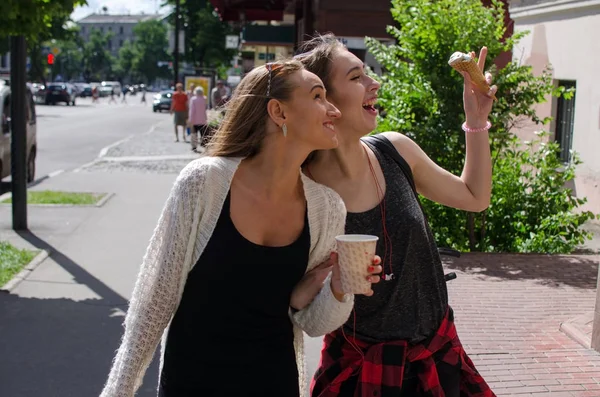 Duas namoradas estão comendo gelado — Fotografia de Stock