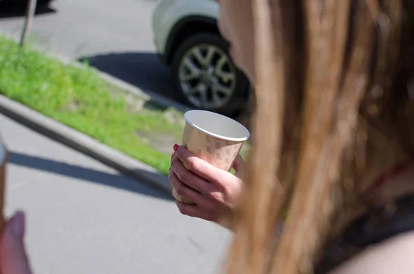 Fiatal nő iszik kávét — Stock Fotó