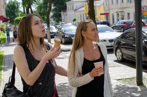 İki kız arkadaşım dondurma yiyorsun