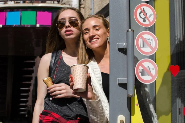 Dos novias están caminando —  Fotos de Stock