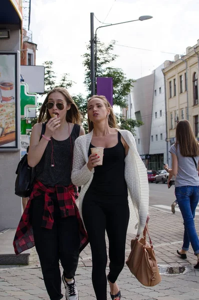 Duas namoradas estão andando — Fotografia de Stock