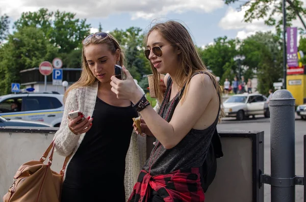 Két barátnő használja telefonját — Stock Fotó