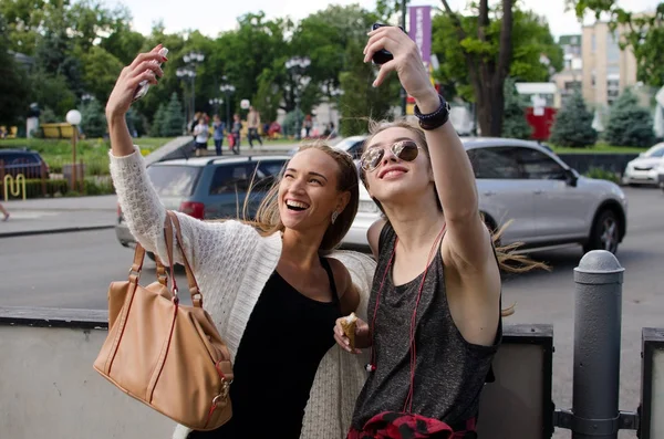 Two girlfriends are making selfie — Stock Photo, Image