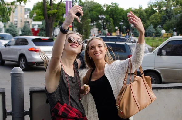 İki kız arkadaşım selfie yapıyoruz — Stok fotoğraf