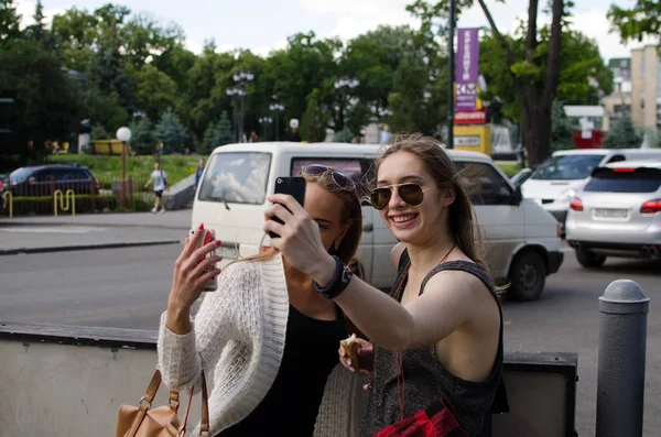 Dos novias están haciendo selfie — Foto de Stock