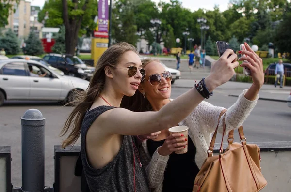 Two girlfriends are making selfie — Stock Photo, Image