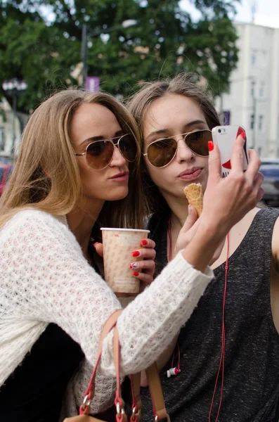 Dos novias están haciendo selfie — Foto de Stock