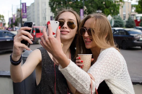 Two girlfriends are making selfie — Stock Photo, Image