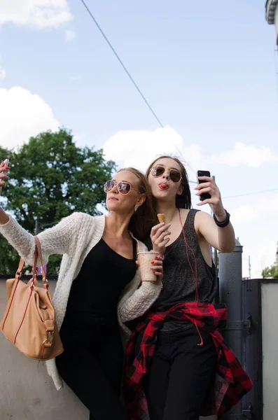 Due amiche stanno facendo selfie — Foto Stock