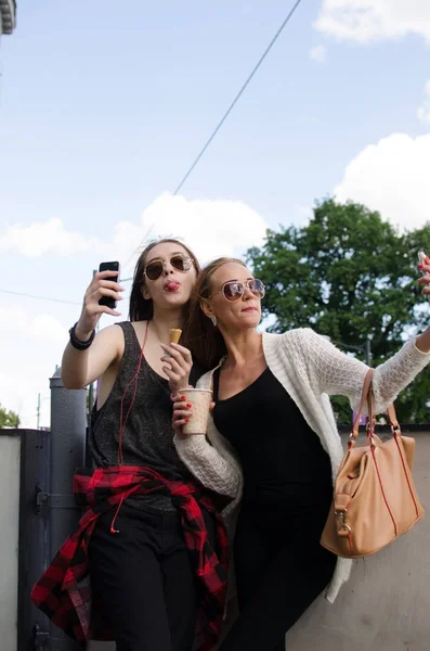 İki kız arkadaşım selfie yapıyoruz — Stok fotoğraf