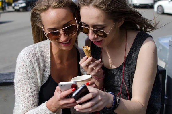 İki kız arkadaşım selfie yapıyoruz — Stok fotoğraf