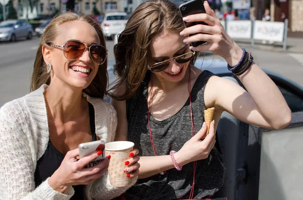 İki kız arkadaşım selfie yapıyoruz