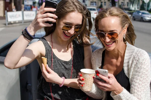 İki kız arkadaşım selfie yapıyoruz