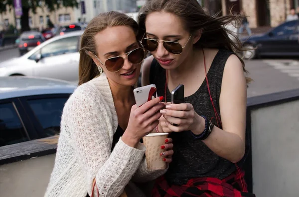 Två väninnor använder mobiltelefon — Stockfoto