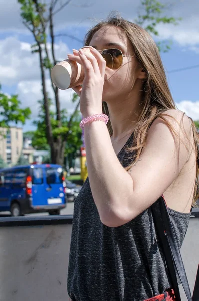 Mujer joven está bebiendo café — Foto de Stock