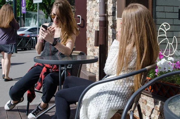 Két barátnő használata cellphones — Stock Fotó
