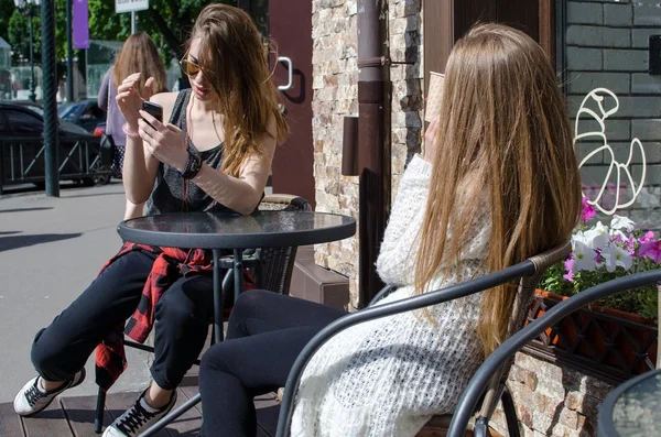 Dos novias están usando teléfonos celulares — Foto de Stock