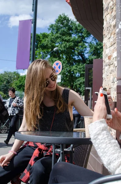 Dos novias están usando teléfonos celulares — Foto de Stock