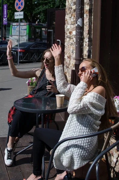Två väninnor använder mobiltelefoner — Stockfoto