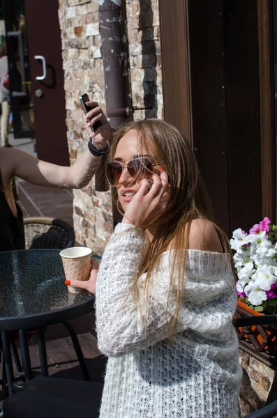 Dos novias están usando teléfonos celulares —  Fotos de Stock