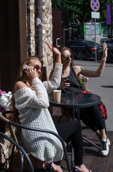 Dwie dziewczyny są za pomocą telefonów komórkowych — Zdjęcie stockowe